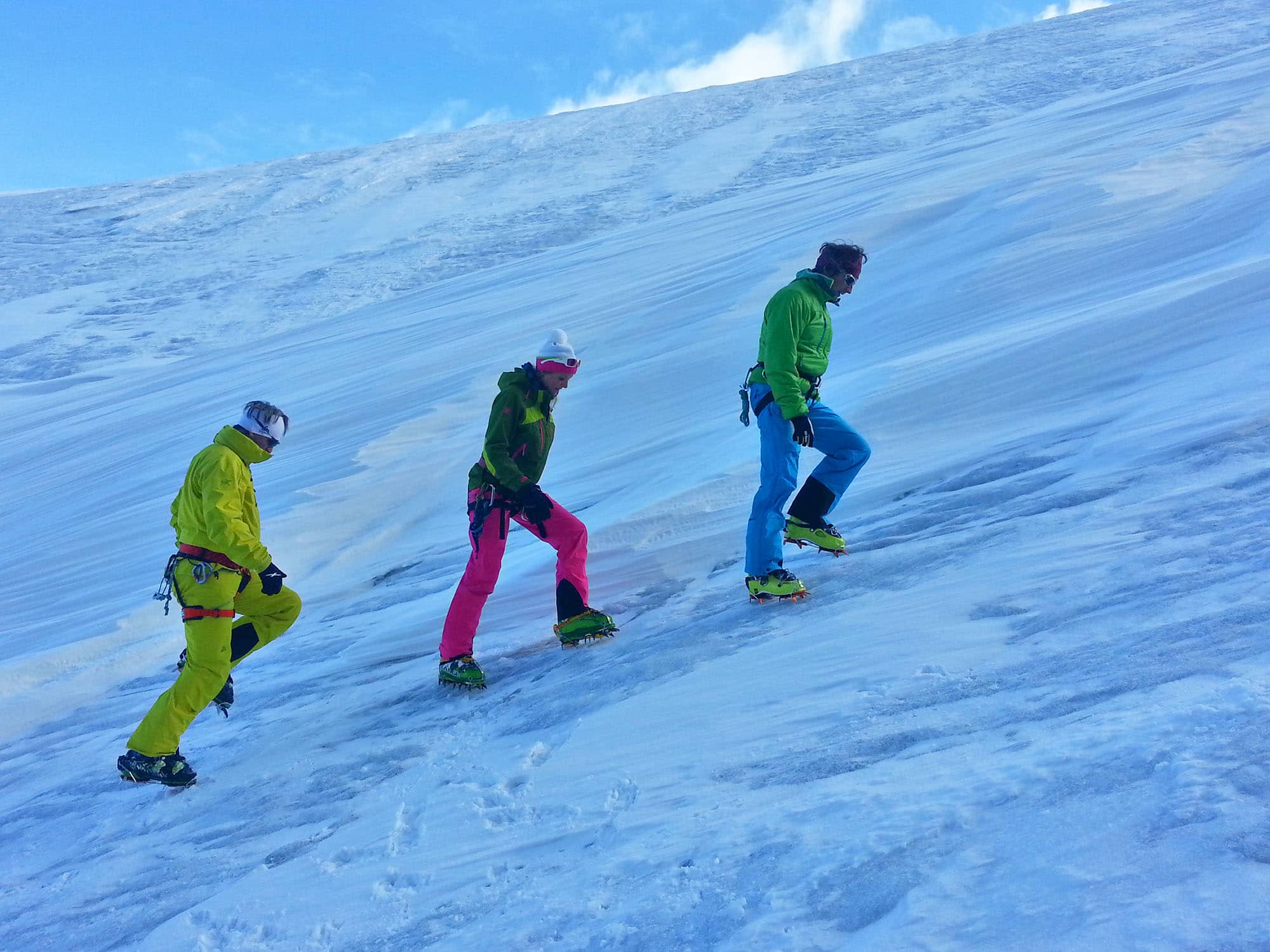 3 Menschen auf dem Gletscher.