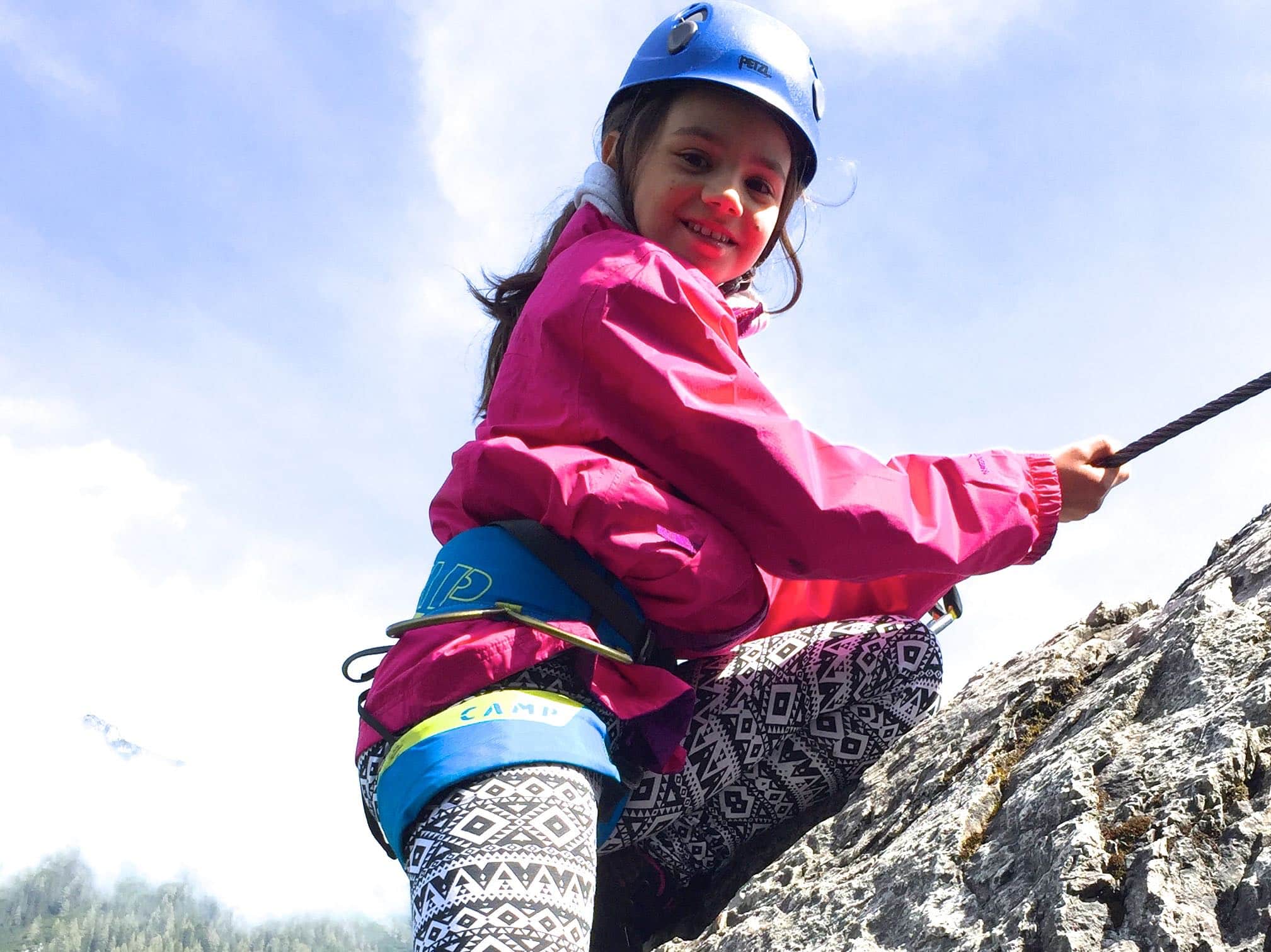 Mädchen mit Helm am Klettersteig